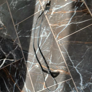 HDMI-kabel - HDMI-kabel med standardkontakter i båda ändar. Perfekt för att ansluta TV, spelkonsol eller dator till skärm. Kabeln ser ut att vara i gott skick utan synliga skador eller slitage.