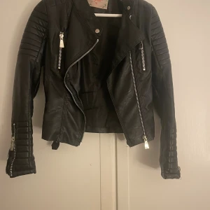 Skinnjacka  - Säljer min skinnjacka eftersom att den inte kommer till användning,storlek 36 men passar även 34