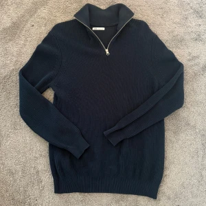 Stickad Half zip - En marinblå stickad tröja från Zara i storlek M