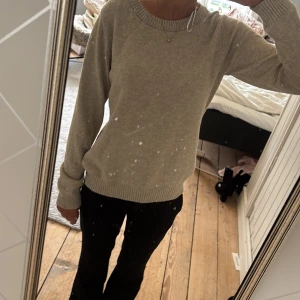 Trendig Beige stickad tröja med rund hals - Enkel och stilren beige stickad tröja med rund halsringning och ribbade muddar. Perfekt för lager-på-lager och passar till allt. Långärmad och i mjukt material som känns skönt mot huden. Nästintill oanvänd 