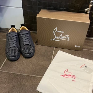 Christian Louboutin skor  - Säljer mina Louboutin skor! Strl 41, använda några gånger men ändå i nyskick ungefär. Kom dm för minsta lilla fråga, priset ej hugget i stenen 1499kr. Postar inom 24 h. Mvh //casper