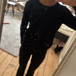 Ny Svart stickad tröja från Vila med prislapp kvar  - En svart stickad tröja från Vila med rund halsringning och ribbade muddar vid ärmslut och nederkant. Tröjan har en klassisk och enkel design som är lätt att matcha med allt. Perfekt för dig som gillar stilrena basplagg. Nypris 350