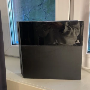 PlayStation 4 - Sony PlayStation 4 i svart med en kamouflagemönstrad handkontroll. Konsolen visar mindre ytliga repor och fingeravtryck, men är i gott skick. Perfekt för gaming och multimedia. Handkontrollen har synligt slitage på touchpanelen.