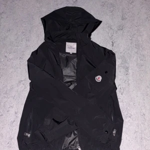 Monclear regn/vindjacka - Helt nu monclear jacka utan prislapp perfekt höst jacka storlek M. Lite problem med dragkedjan 