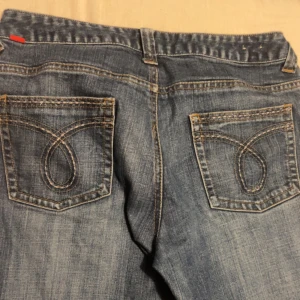 Bootcut jackpot jeans - Gamla jackpot jeans, säljer pga att de är för små och har tröttnat lite. Jag är rätt så säker på att de är XS, men det står storlek 28. Fast dem passar ju mig och jag är storlek 36-38. Så skulle chansa på XS, bara att de har stretchat ut över åren. Skriv om ni har några frågor eller funderingar. Men också ifall ni vill diskutera pris!🤗💕