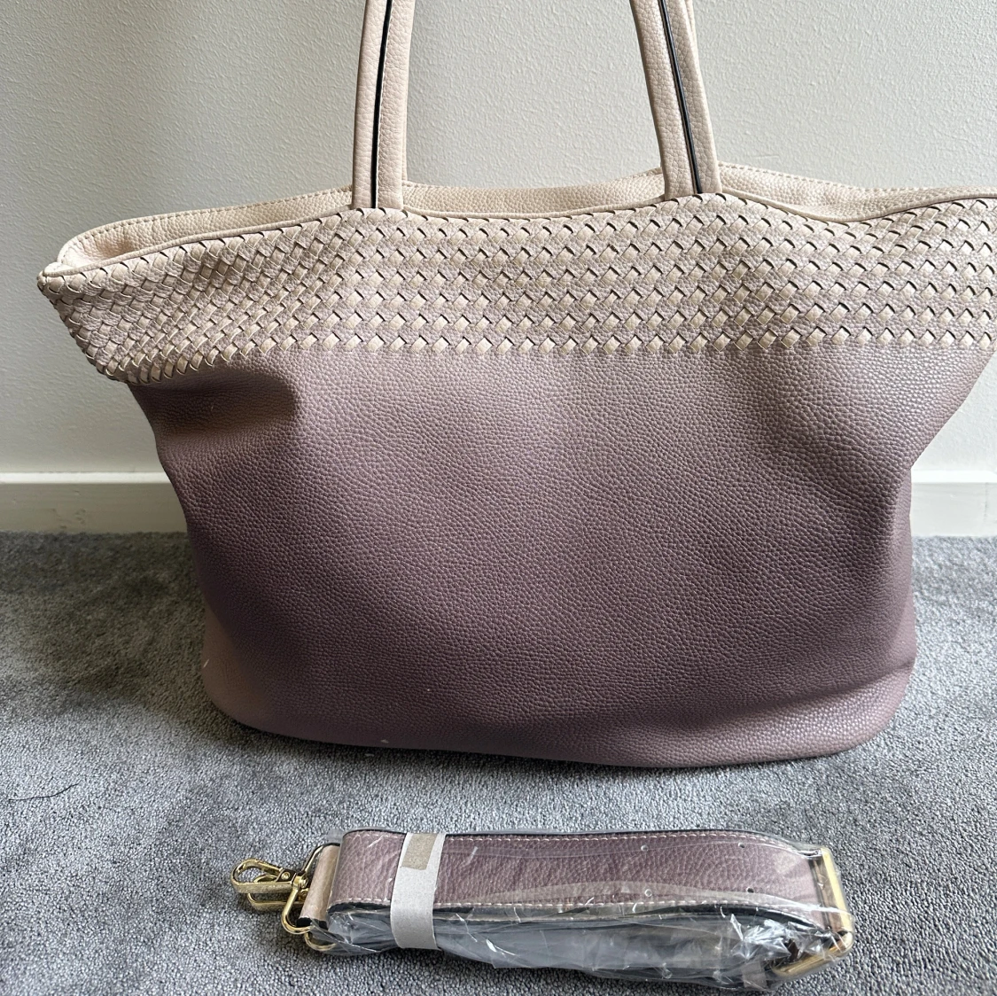 Beige och lila axelväska med blommigt foder