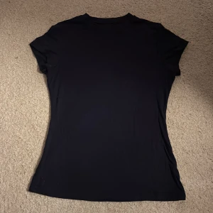 Mörkblå T-shirt  - Helt ny