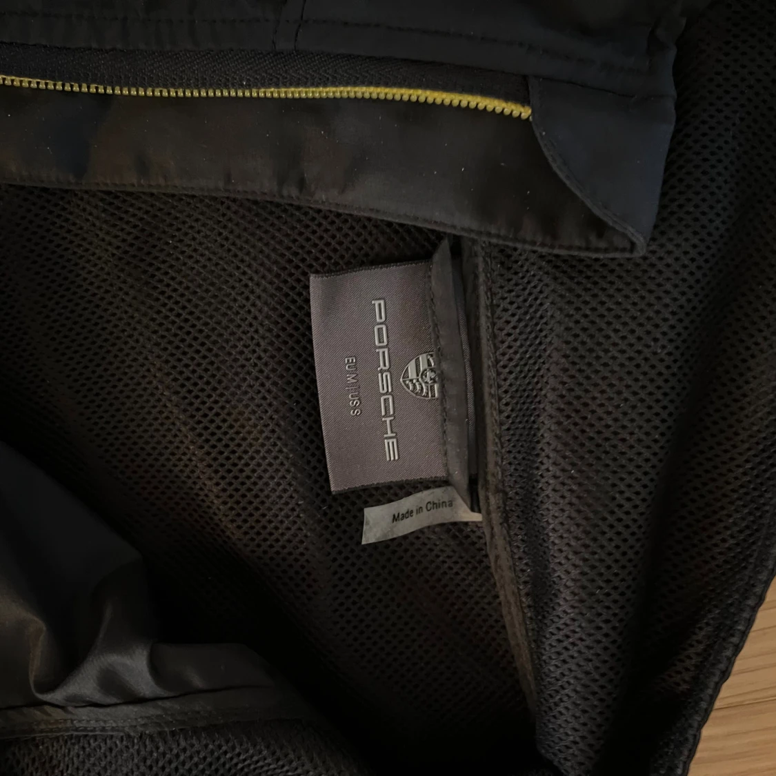 Svart Porsche vindjacka med gula detaljer - 3