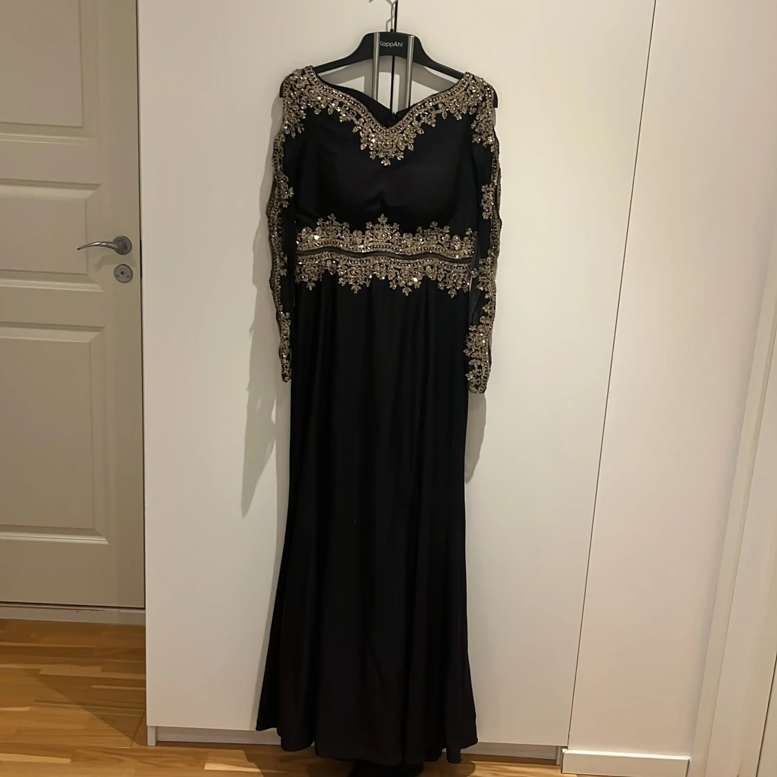 Svart långklänning med guldspets