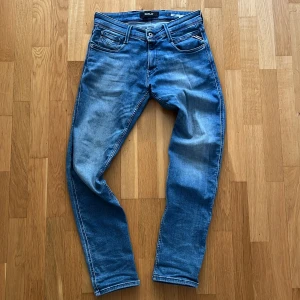 Replay jeans - Replay jeans med en otroligt snygg tvätt som passar perfekt till en ljusare outfit. Sparsamt använda och en snygg tvätt. Tveka inte om att fråga om bild. 