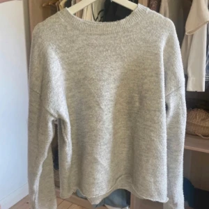 Grå stickad tröja från Gina Tricot - Mysig grå stickad tröja från Gina Tricot i storlek xs, säljer på grund av att den inte kommer till användning även väldigt lite använd, väldigt bra skick inga defekter, kan diskutera pris🥰
