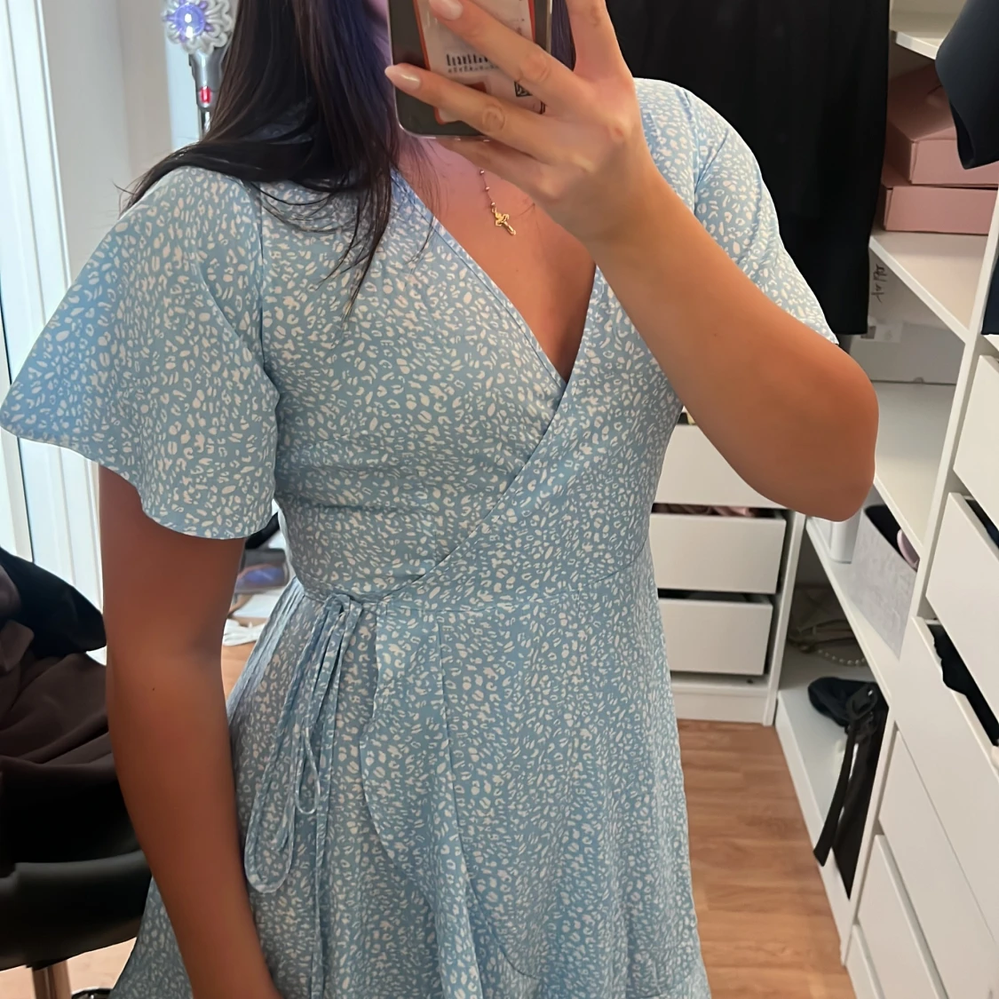 Ljusblå omlottklänning med mönster - 1