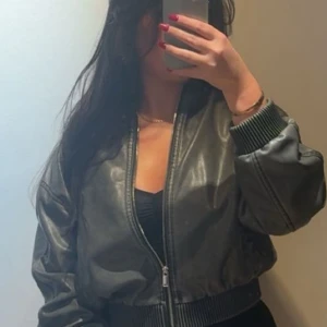 grå tvättad bomberjacka från ZARA  - Snygg grå tvättad bomberjacka  med glansig finish och ribbade muddar. Jackan har dragkedja framtill och klassisk bombermodell med lite loose passform. Perfekt för dig som vill ha en cool och trendig look.