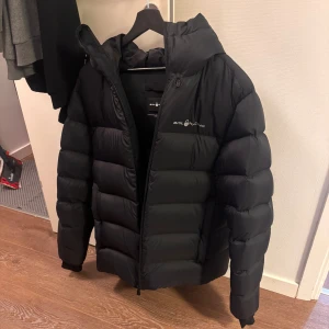 Sail racing vinterjacka - Svart Herr vinterjacka från sail racing (modellen cloud down hood) i storlek XL. Använd förra vintern några få gånger, i nyskick!!! Varm och rejäl. Inga defekter! Nypriset ligger på 4200kr på hemsidan
