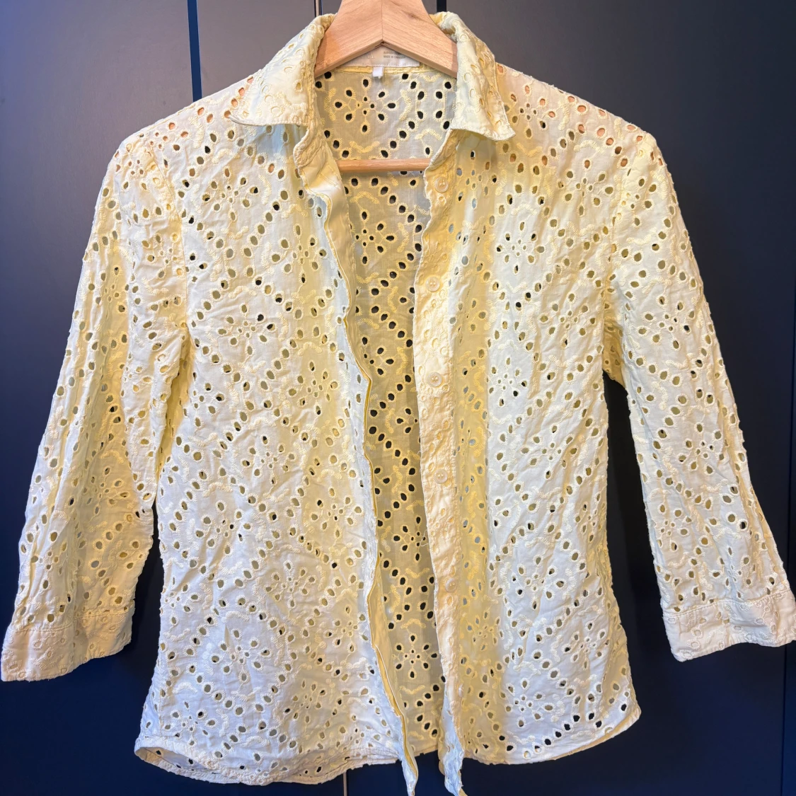 Skjorta med broderihål  - 1