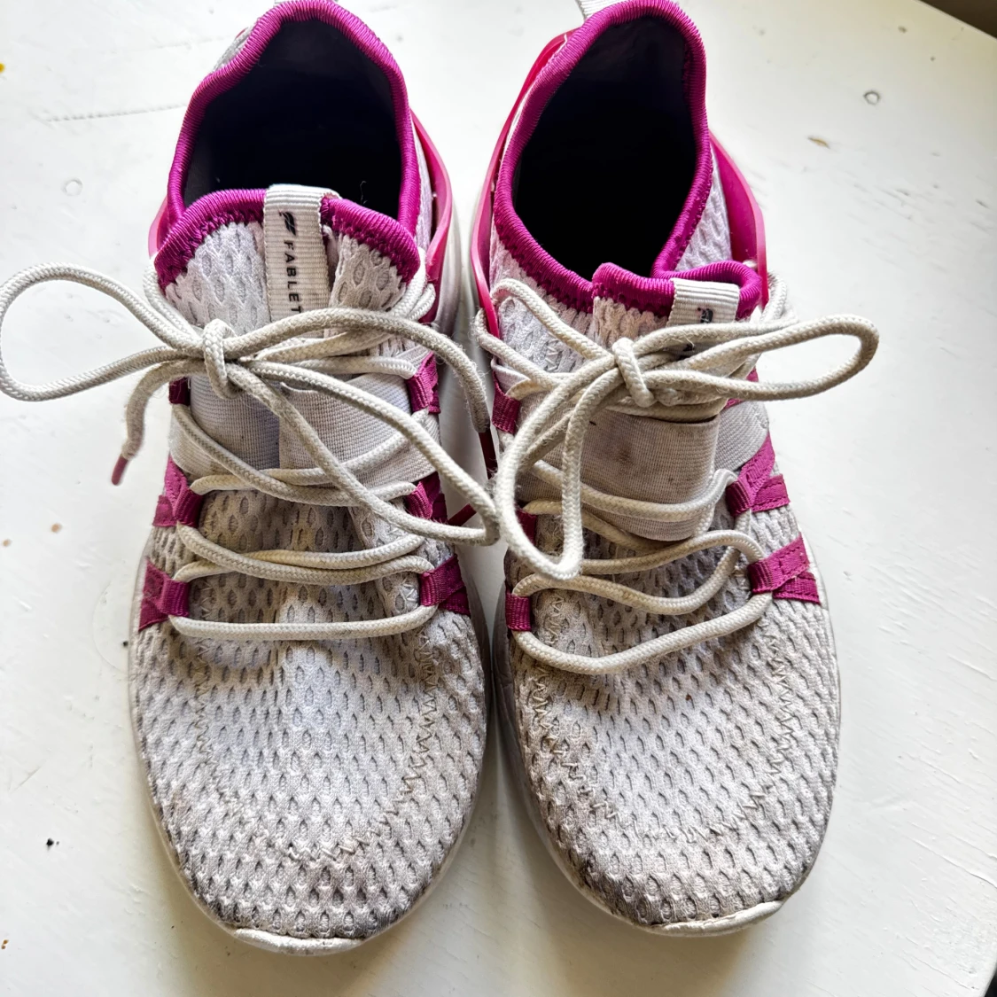 Vita och rosa sneakers med mesh