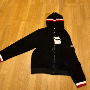 Moncler hoodie - Svart hoodie från Moncler, aldrig används så 10/10 skick, priset är ej hugget i sten, kom dm för mer info 