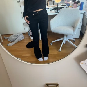 Svarta bootcut jeans - Low waist bootcut perfect jeans från Gina. Använd ett fåtal gånger. Tråden är minimalt löst längst nere se sista bilderna 