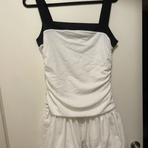 Vit och svart klänning Gina Tricot - Säljer en snygg vit klänning från Gina Tricot. Aldrig använd. 