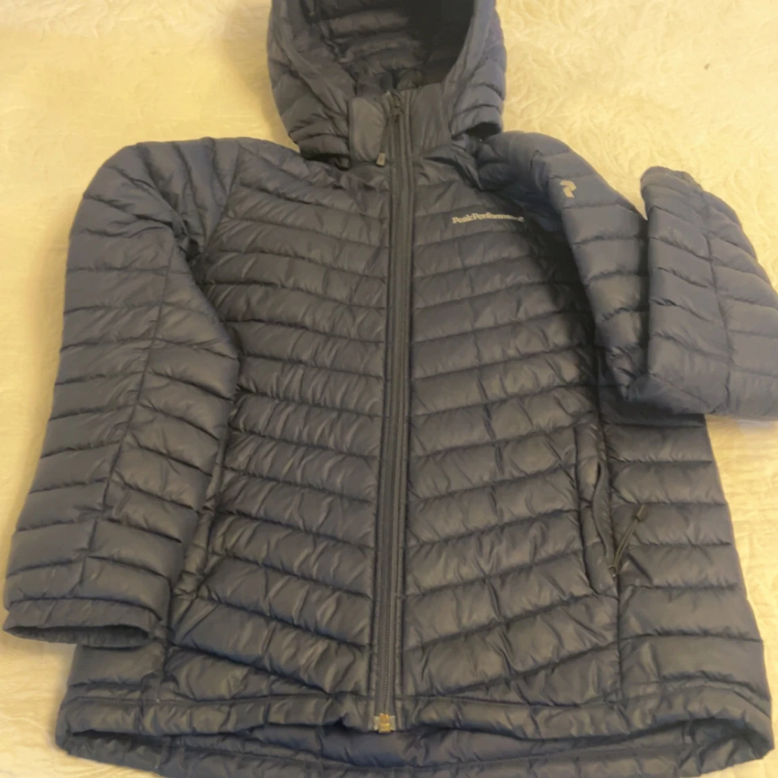 Mörkblå dunjacka Peak Performance 160