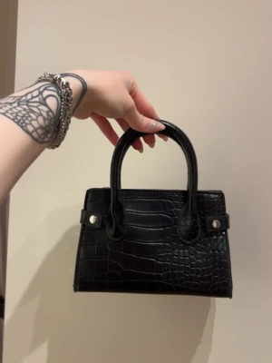 Svart handväska i croco-mönster - Söt minibag <3