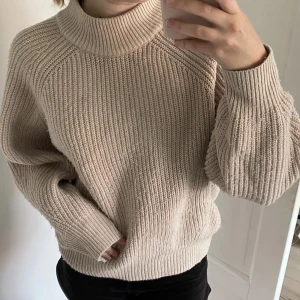 Stickad tröja - Säljer denna stickade tröjan som inte kommer till användning! Storlek XS🩷 Pris kan diskuteras !!!