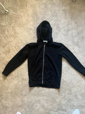 Svart weekday zip hoodie - Säljer en svart hoodie från Weekday. Använd max 5 gånger så iprincip helt ny. Storlek S men sitter som en M. Nypris 900kr, säljer nu billigt för endast 349kr. 