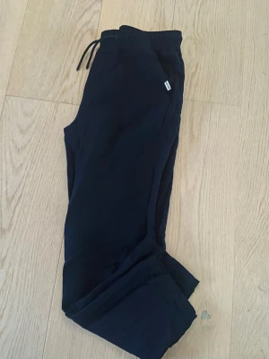 Tommy Hilfiger linen viscose - Mörkblå linnebyxor med elastisk midja och snörning. Tommy Hilfiger. 