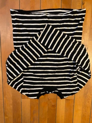 Randig tröja  - En jättefin tröja i bea skick från happy holly, skriv vid mer frågor, sitter som S 