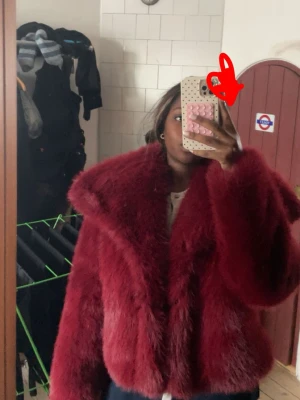Mörkröd  fluff jacka  - Säljer denhör fluffiga jackan💕🛍️aldrig andvänt