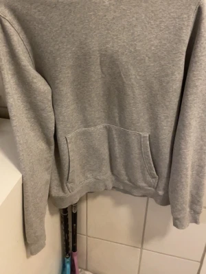 Hoodie ifrån hm - Hej! Jag säljer just nu denna gråa hoodie ifrån hm eftersom att jag inte använder den alls. Den är basic och passar till typ alla outfits. Den är i storlek 158/164  