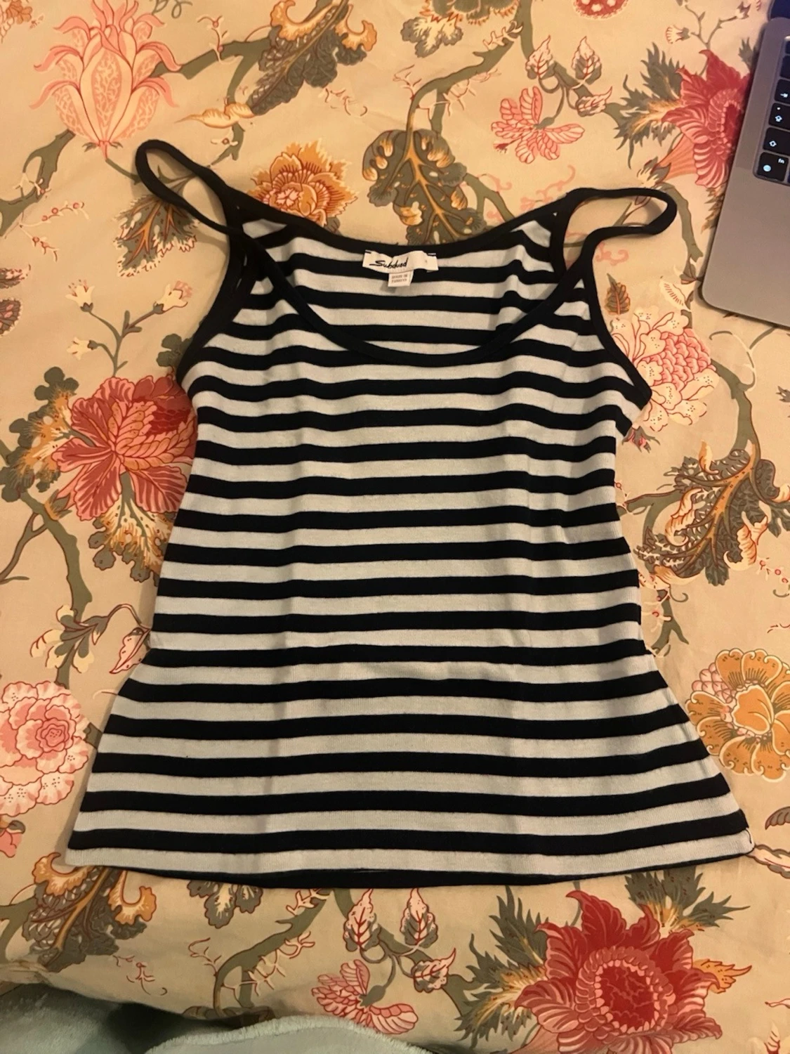 Randig linnetopp från Subdued