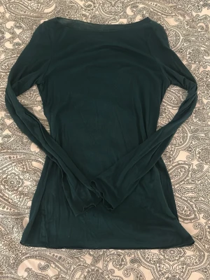 Intimissmi topp - Säljer en tunn och mjuk mörkgrön långärmad topp från Intimissimi. Inga defekter eller hål alls på tröjan då den har använts sparsamt🩷Det ända tecknet på användning är att den är lite nopprig på vissa ställen men det syns verkligen inte när man har på sig den🩷denna färg säljs inte längre🩷