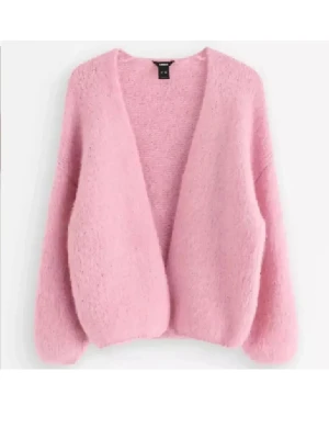 Ljusrosa fluffig kofta - Supermjuk och fluffig ljusrosa kofta från Lindex, trekvartärm på den, sitter så fint på🫶🏽 Storlek Xs/S