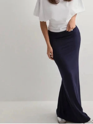 Gina Tricot Långkjol - Säljer denna jättefina kjol i som är perfekt att ha med en tjocktröja! Den är i stretchigt material med midjemått 37 och längd 100cm🫶🏻 