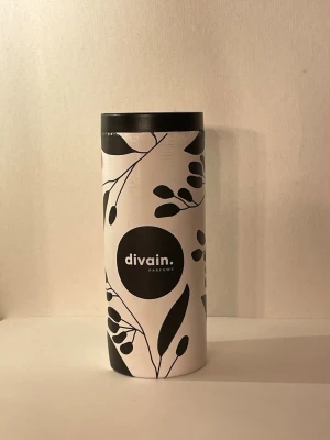 Divain 806 vanilj parfym - Divain 806 EDP  topnot vanilj, Hjärtnot vanilj, basnot vanilj.  100ml endast  test sprayad  enligt mig doftar den som vanilj glass. 