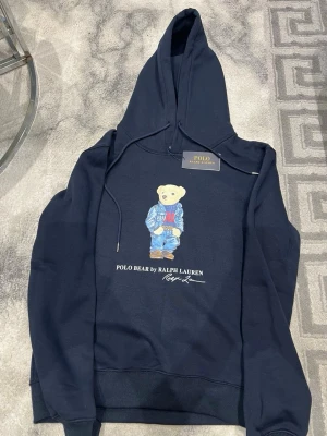 Polo Bear Hoddie  - Helt ny polo bear Hoddie som säljs då den ej passar mig, priset kan diskuteras bara att skicka medelande eller ett prisförslag😊Liten i storlek så passar S (small)