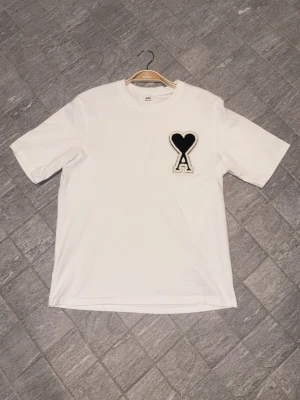 Ami paris t-ahirt - AMI Paris t-shirt jätte bra skick använt nåra gånger inga defekter.