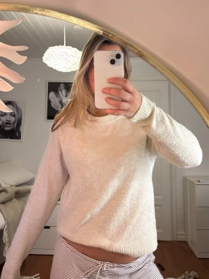 Beige stickad tröja från Vero Moda - Supermjuk och basic beige stickad tröja från Vero Moda. Rund halsringning och långa ärmar, perfekt att slänga på sig till jeans eller kjol. Enkel och stilren design som funkar året runt.