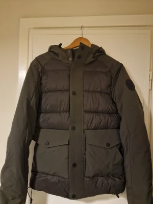 Pufferjacka  - Snygg mörkgrön pufferjacka i storlek XS men som kan även passa för S. Perfekt för kalla dagar och chill stil. Vid snabbaffär kan priset diskuteras och även frakta vid det första tillfället.