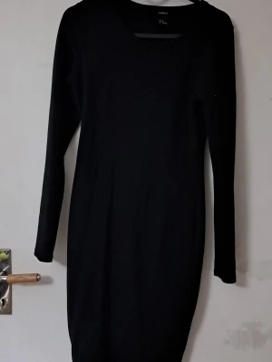 Svart långärmad klänning från Lindex xs - Enkel och stilren svart klänning från Lindex i storlek XS. Klänningen har lång ärm och rak passform med rund halsringning. Perfekt basplagg att styla med accessoarer eller jacka.