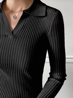 Svart ribbad långärmad tröja med krage - Snygg svart ribbad tröja med lång ärm och klassisk krage. Tröjan har v-ringning och är figurnära i modellen, perfekt för en stilren look. Materialet är väldigt mjukt🖤