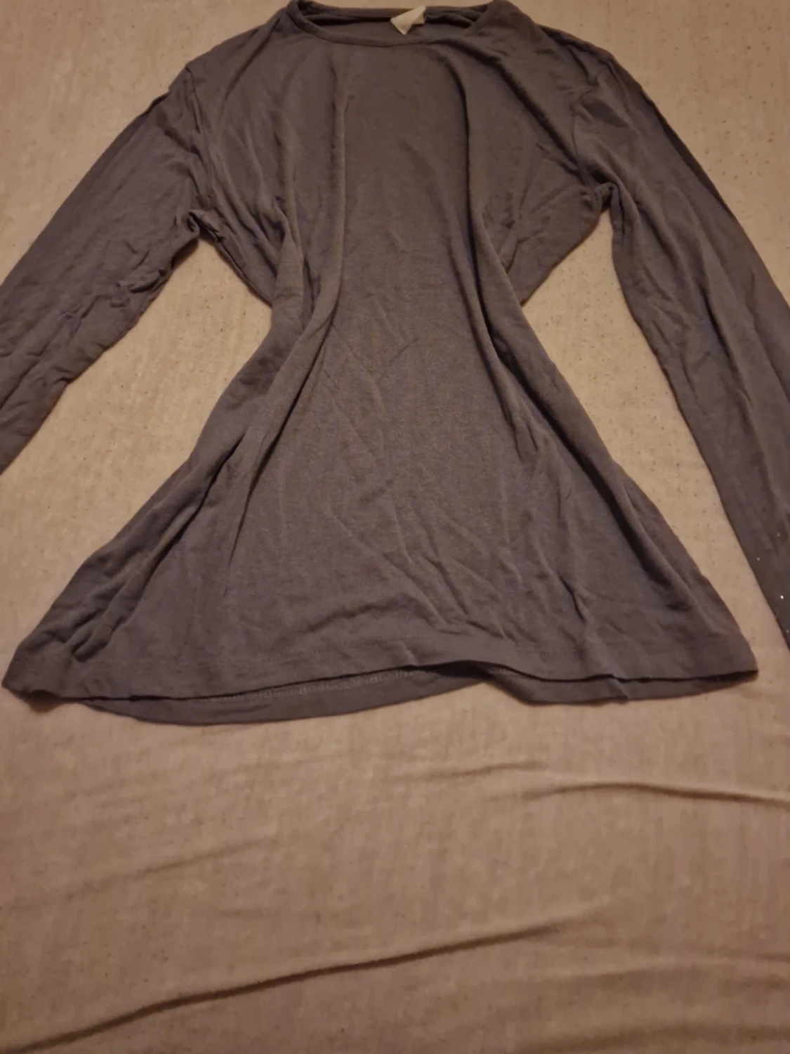 Mörkgrå långärmad topp med nitar