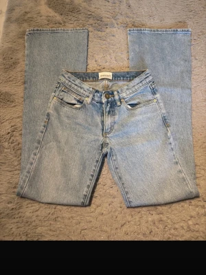 Abrand ljusblå wide jeans low boot - Säljer ett par ljusblå jeans från Abrand Jeans i modellen Low Boot. Dem är lågmidjade och är gjorda i jeansmaterial.