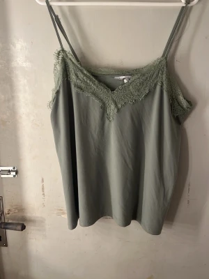 Linnen  - Säljer dessa 3 snygga spetslinena i färgerna röd, blå och grön, perfekt till fest! Dem är lite noppriga men annars är de inga fel på dem, banden är justerbara och dem är i ett väldigt skönt material:) 