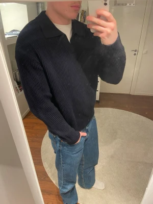 Selected Pikétröja - En pikétröja från Selected i nyskick med prislappen kvar. Nypris: 800kr. Skickas inom en till två dagar. Kontakta mig om du har frågor!