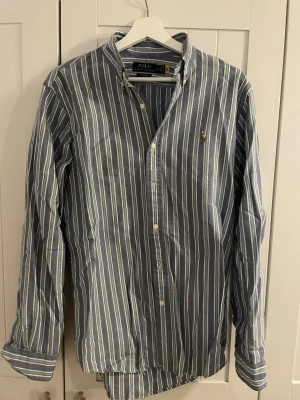 Polo Ralph Lauren skjorta - Klassisk Polo Ralph Lauren skjorta | Storlek: M, Custom fit | Skick: Väldigt bra | Kvitto finns ej | Kom PM för frågor och fler bilder! 
