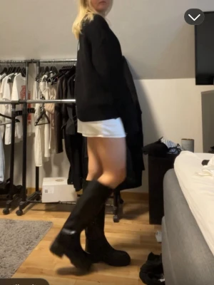 Svarta höga boots  - Säljer ett par svarta höga boots. Från NAKD i storlek 37. Använda några få gånger så i jättebra skick. 