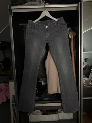 Randiga bootcut jeans från DBC - Säljer ett par snygga jeans från DBC med smala vita och blå ränder. Modellen är bootcut med normal passform. Midjemåtten är 40 cm och innerbenslängden är 85 cm! 