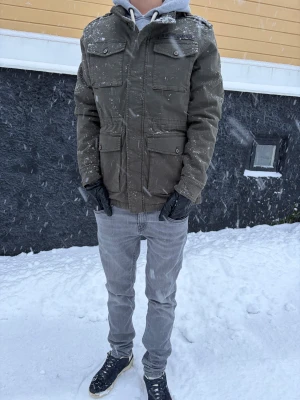 Field jacket  - Säljer nu denna riktigt feta field jacket ifrån u.s polo assn. den är helt ny/aldrig använd i storlek S-M. Nypriset ligger på 3200 och därför är detta en rejäl deal! Skriv vid frågor eller intresse, priset är Inte hugget i sten. Restore Uf